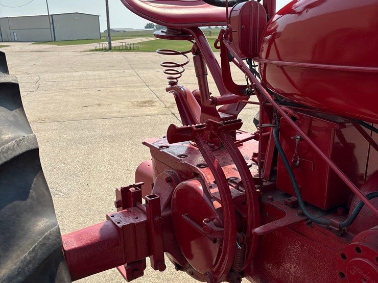 1949-farmall-m-tractor-image-16