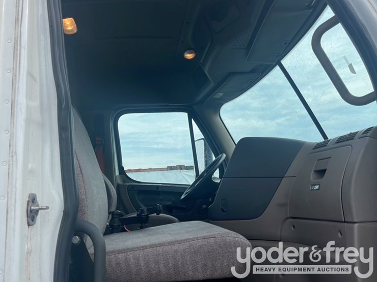 2018-freightliner-cascadia-113-image-30