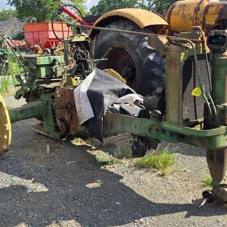 JOHN DEERE TRACTOR (NOT RUNNING)