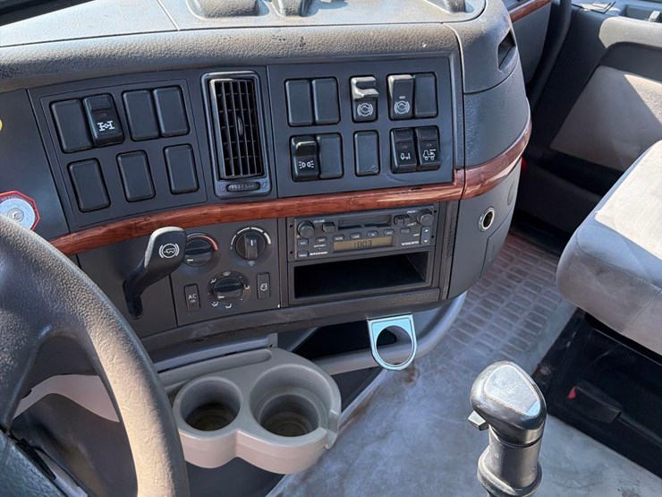 2005-volvo-semi-truck-image-34