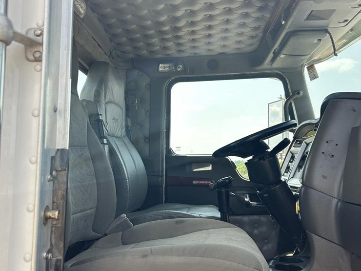 2007-kenworth-w900-image-60