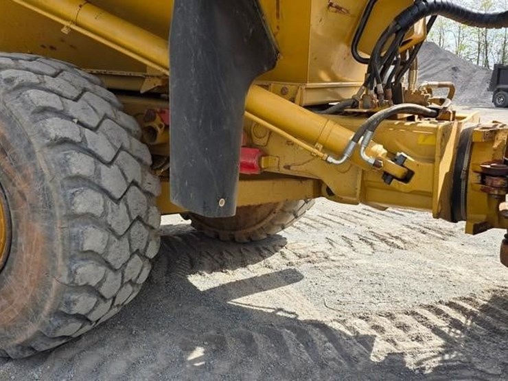 2011-caterpillar-740-image-35