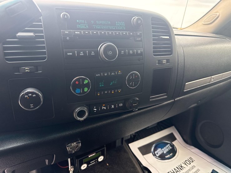 2011-chevrolet-3500-image-26