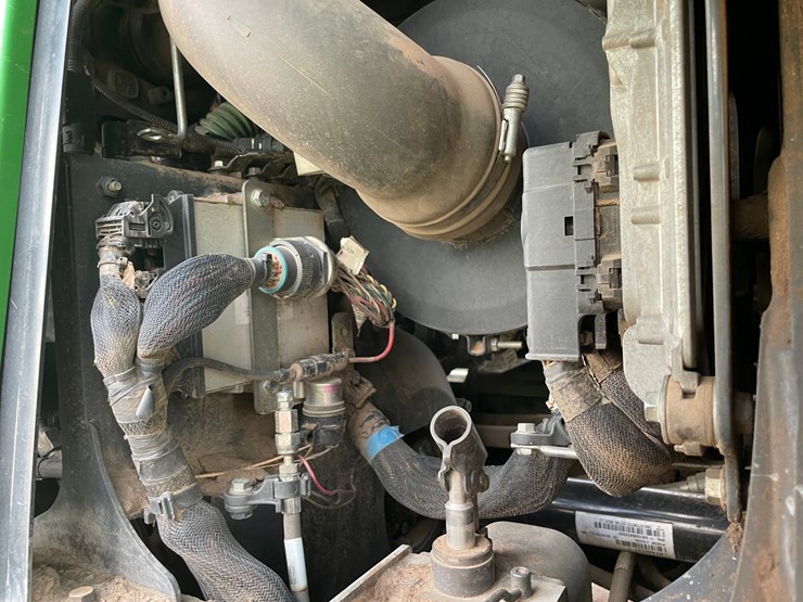 2015-deere-648l-image-41