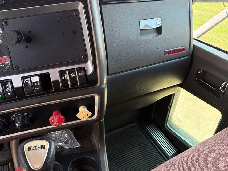 2010-kenworth-t660-image-39
