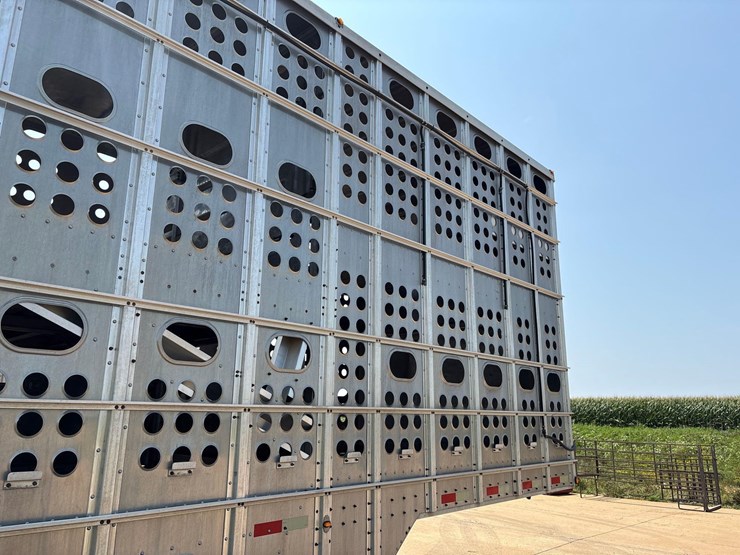 2016-merrit-102"-x-48ft-semi-livestock-trailer-image-16