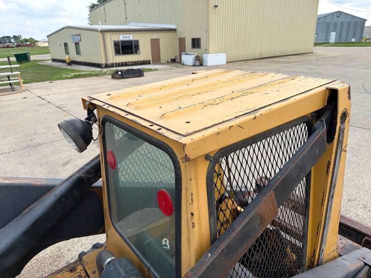 new-holland-l555-image-21