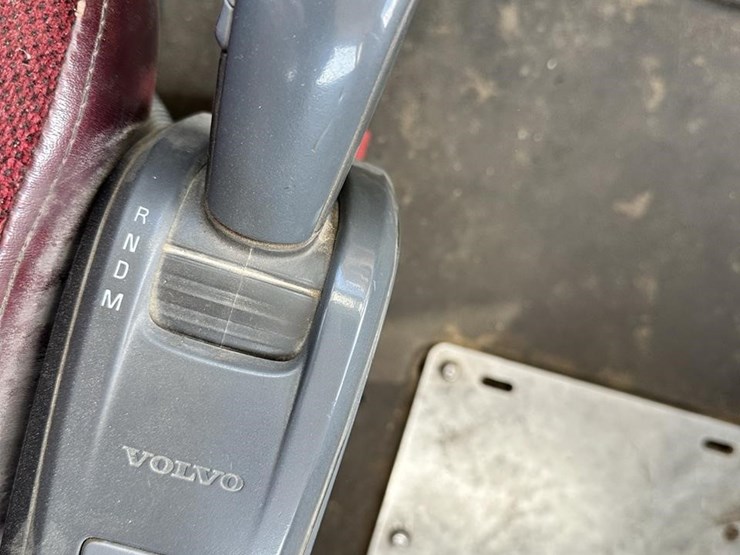 2014-volvo-vhd84ft200-image-45