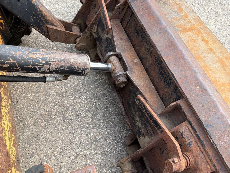 new-holland-l555-image-15