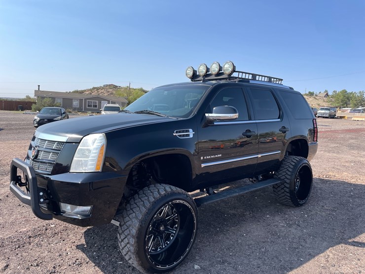 2009-cadillac-escalade-image-1