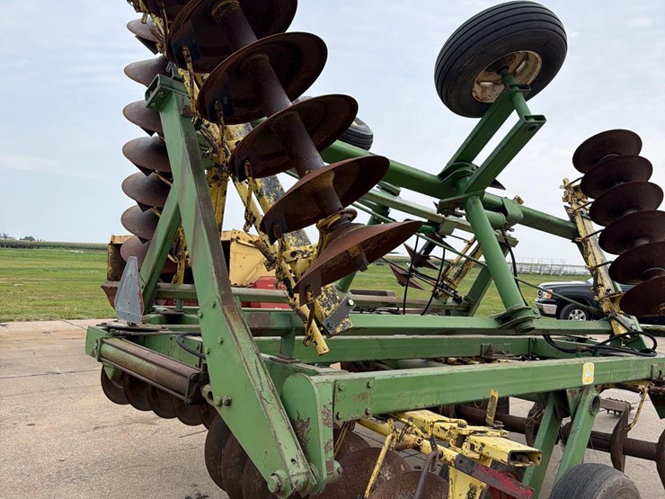 john-deere-330-image-21