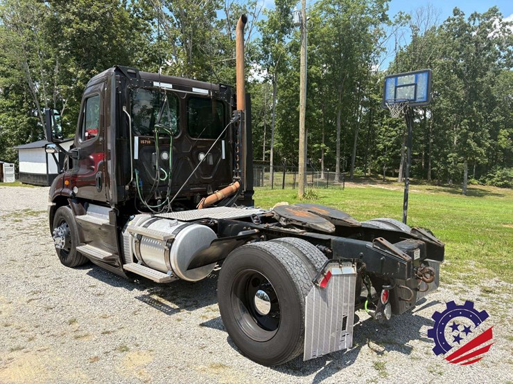2017-freightliner-cascadia-113-image-3