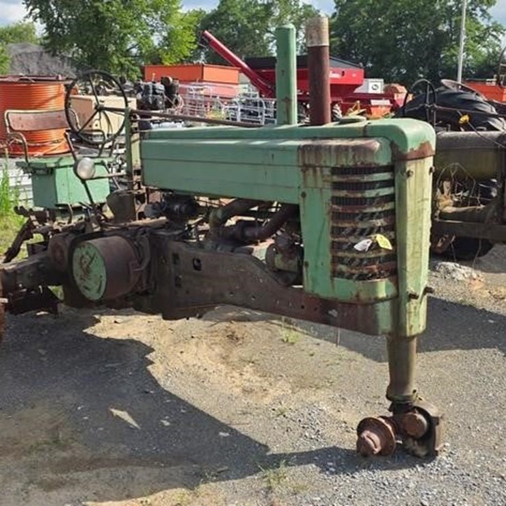 JOHN DEERE TRACTOR (NOT RUNNING)
