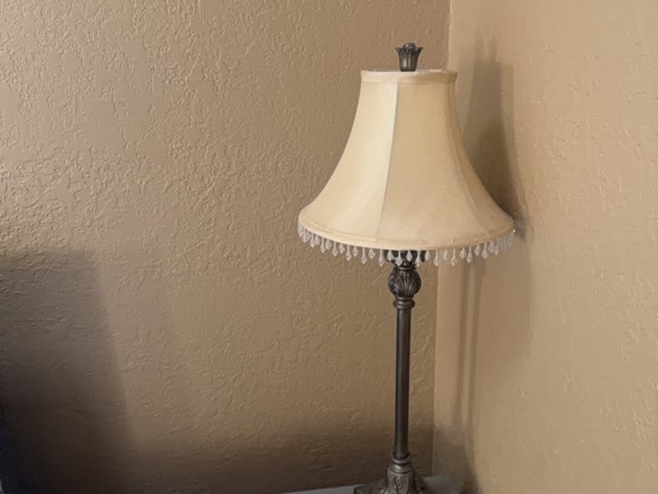 matching-set-of-two-lamps,-also-included-is-decorative-cross-and-2-clock-radios-image-10