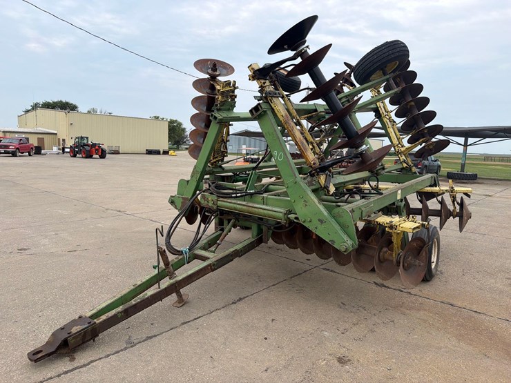 john-deere-330-image-1