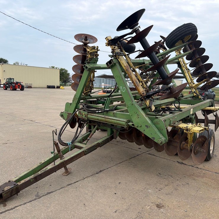 JOHN DEERE 330
