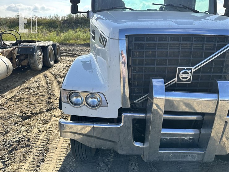 2014-volvo-vhd84ft200-image-45