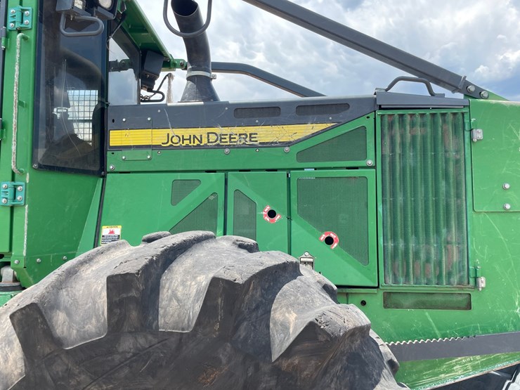 2015-deere-648l-image-34