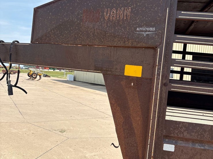 1990-trailmann-7ft-x-24ft-gooseneck-livestock-trailer-image-14