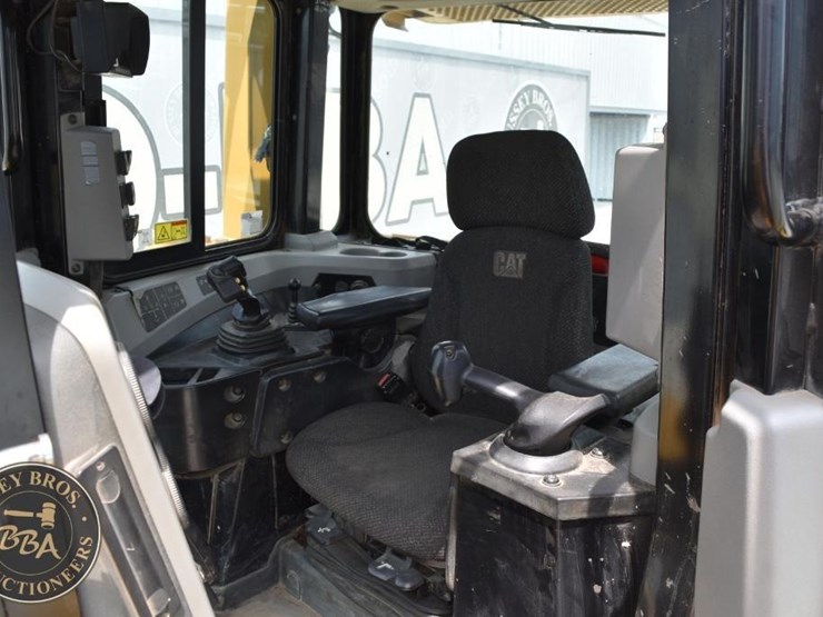 2015-caterpillar-d6t-xl-image-12