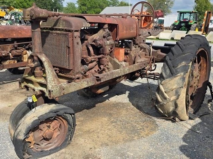 farmall-f20-tractor-(not-running)-image-2