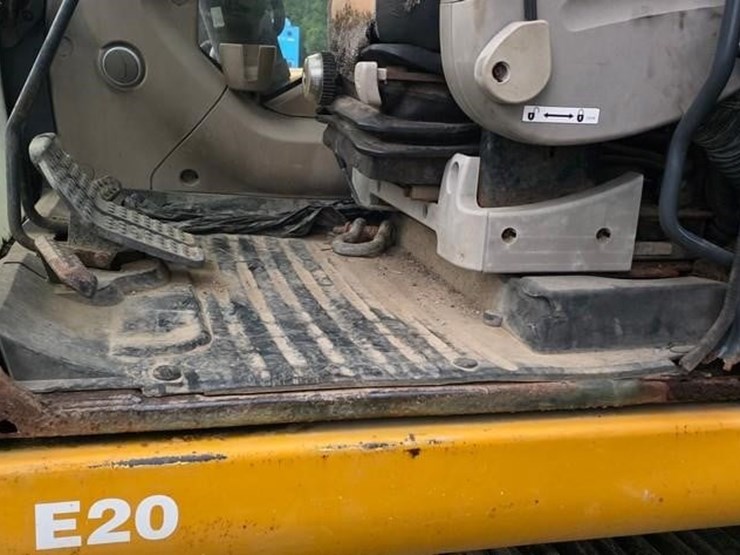 2011-deere-240d-lc-image-79