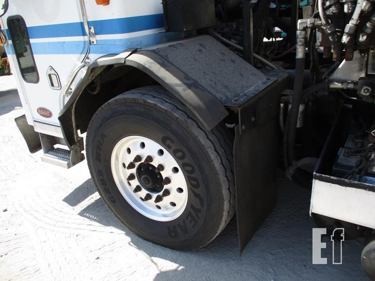 2010-peterbilt-320-image-29
