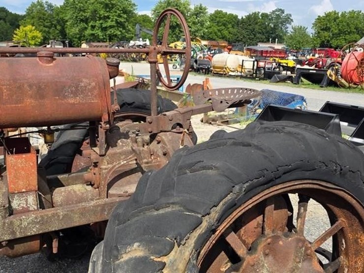 farmall-f20-tractor-(not-running)-image-13