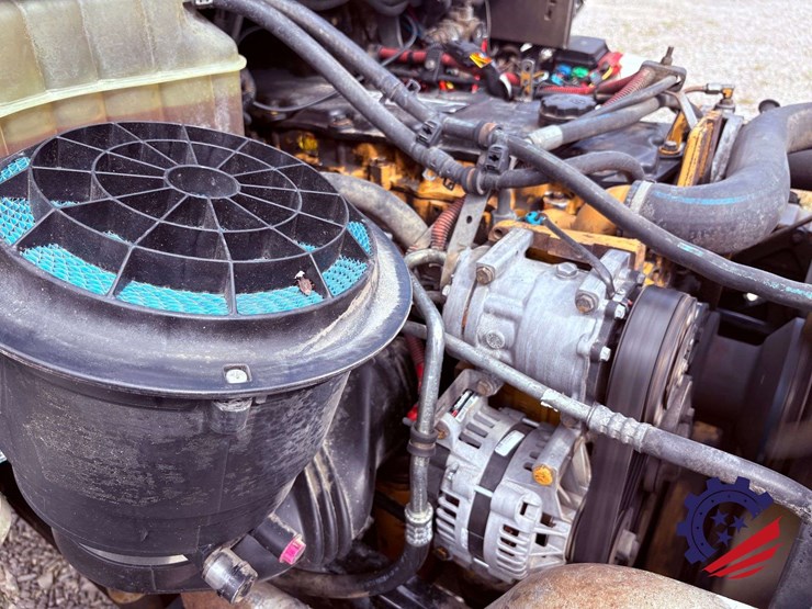 2006-freightliner-m2-106-image-40