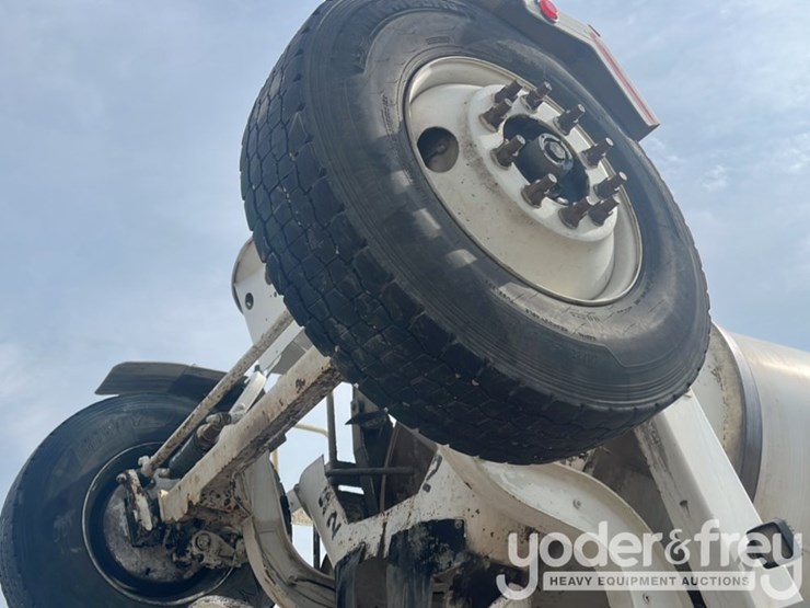 2018-freightliner-114sd-image-40