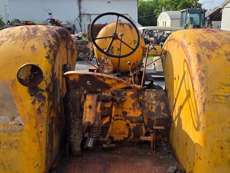 minneapolis-moline-tractor-(not-running)-114-image-11