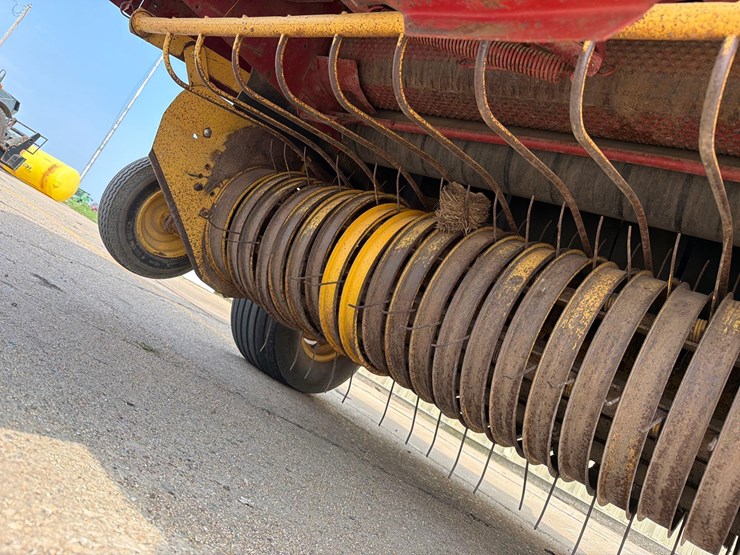 new-holland-660-image-16