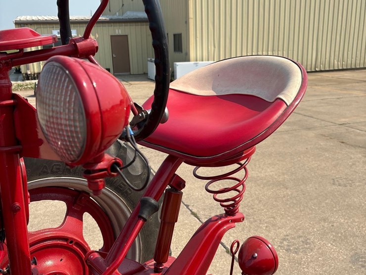1949-farmall-m-tractor-image-23