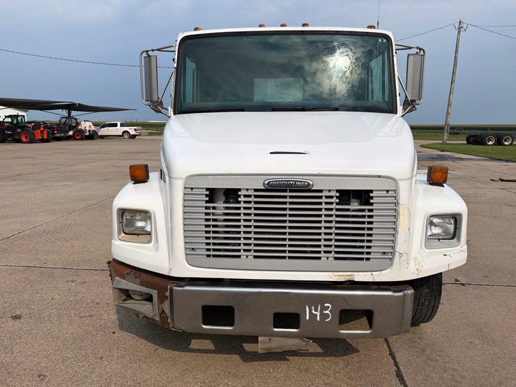 2000-freightliner-fl60-image-2