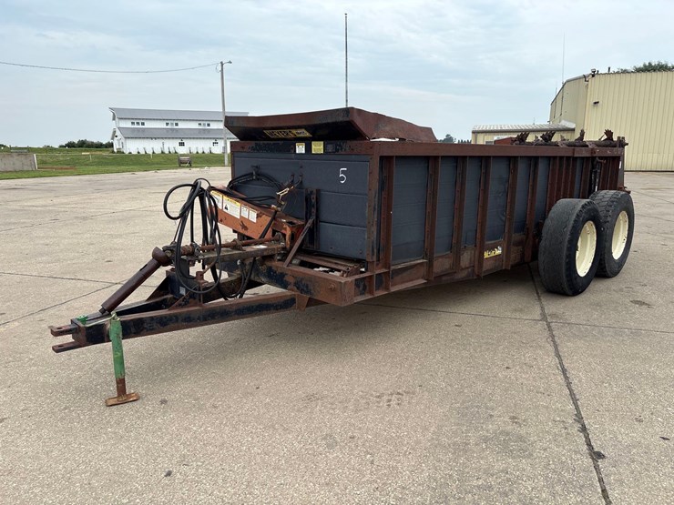 meyer-m425-manure-spreader-image-1