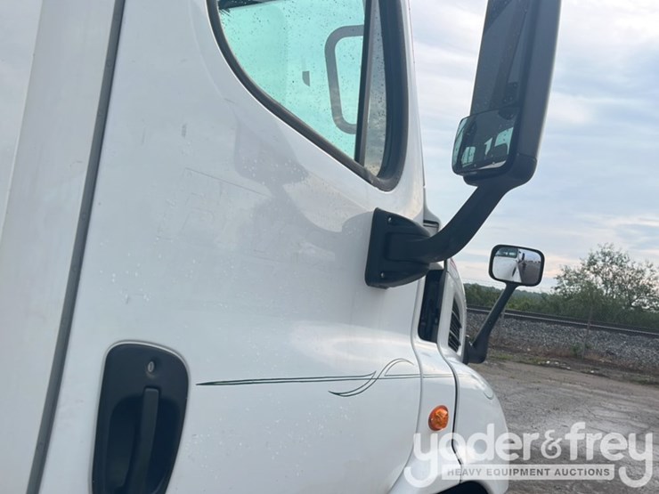 2018-freightliner-cascadia-113-image-28