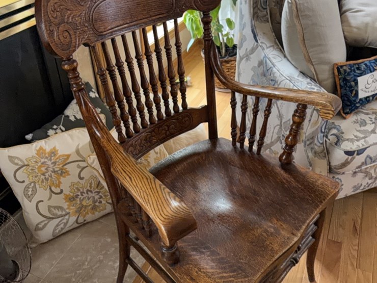 antique-oak-sitting-chair,-excellent-condition-image-1