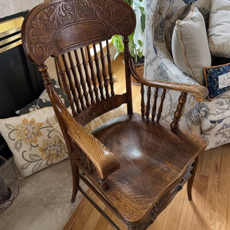 Antique oak sitting chair, excellent condition