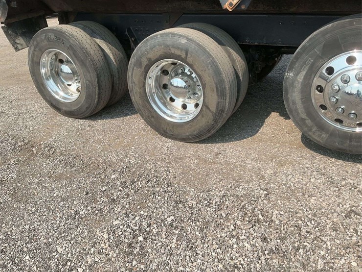 2017-peterbilt-348-image-22