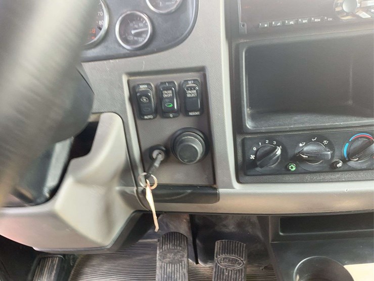 2017-peterbilt-348-image-14