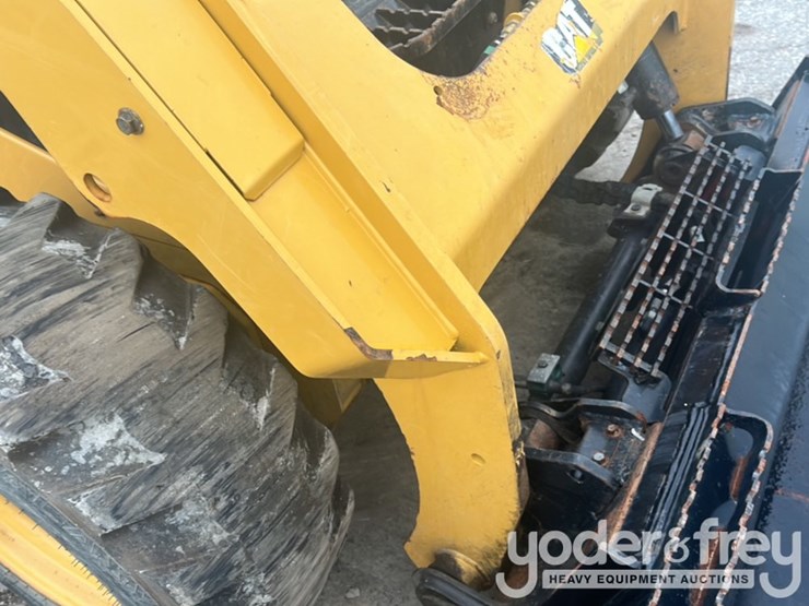 2019-caterpillar-242d-image-40