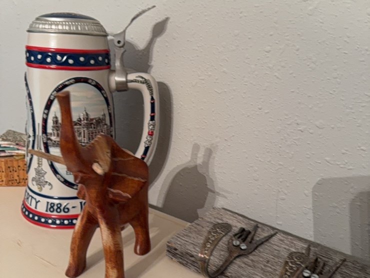 beer-stein-and-other-decorations-image-4