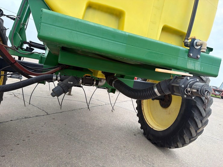 schaben-1500-gallon-pull-type-tool-bar-applicator-image-9