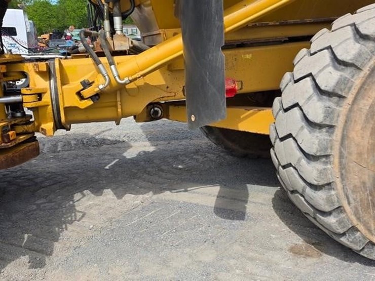 2011-caterpillar-740-image-14