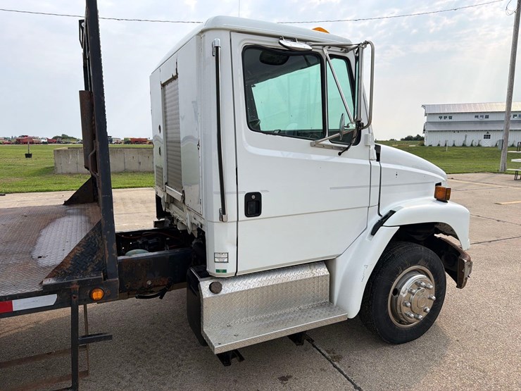 2000-freightliner-fl60-image-22