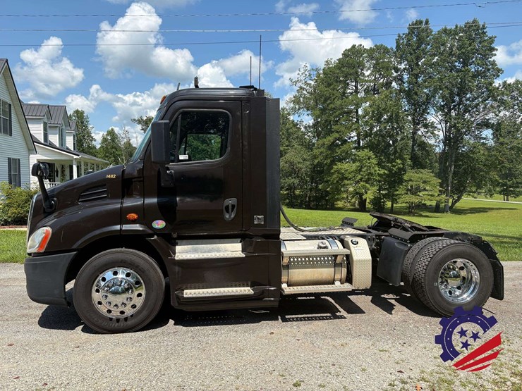 2015-freightliner-cascadia-113-image-2