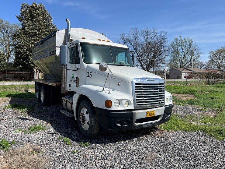 freightliner-cst120-image-8