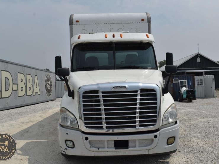 2011-freightliner-cascadia-113-image-10