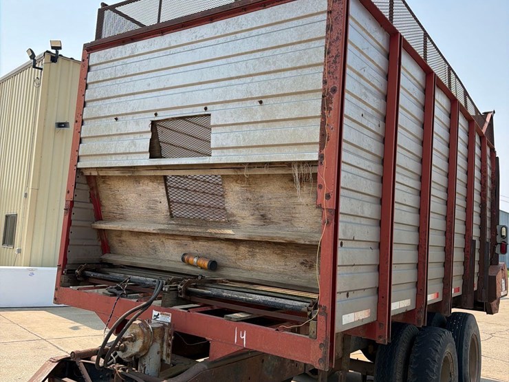 h&s-18ft-rear-unload-silage-wagon-image-11