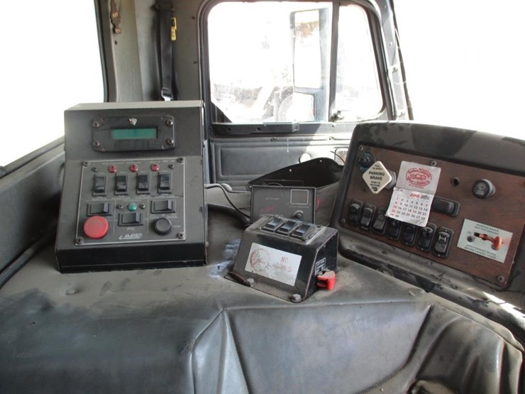 2009-peterbilt-320-image-8